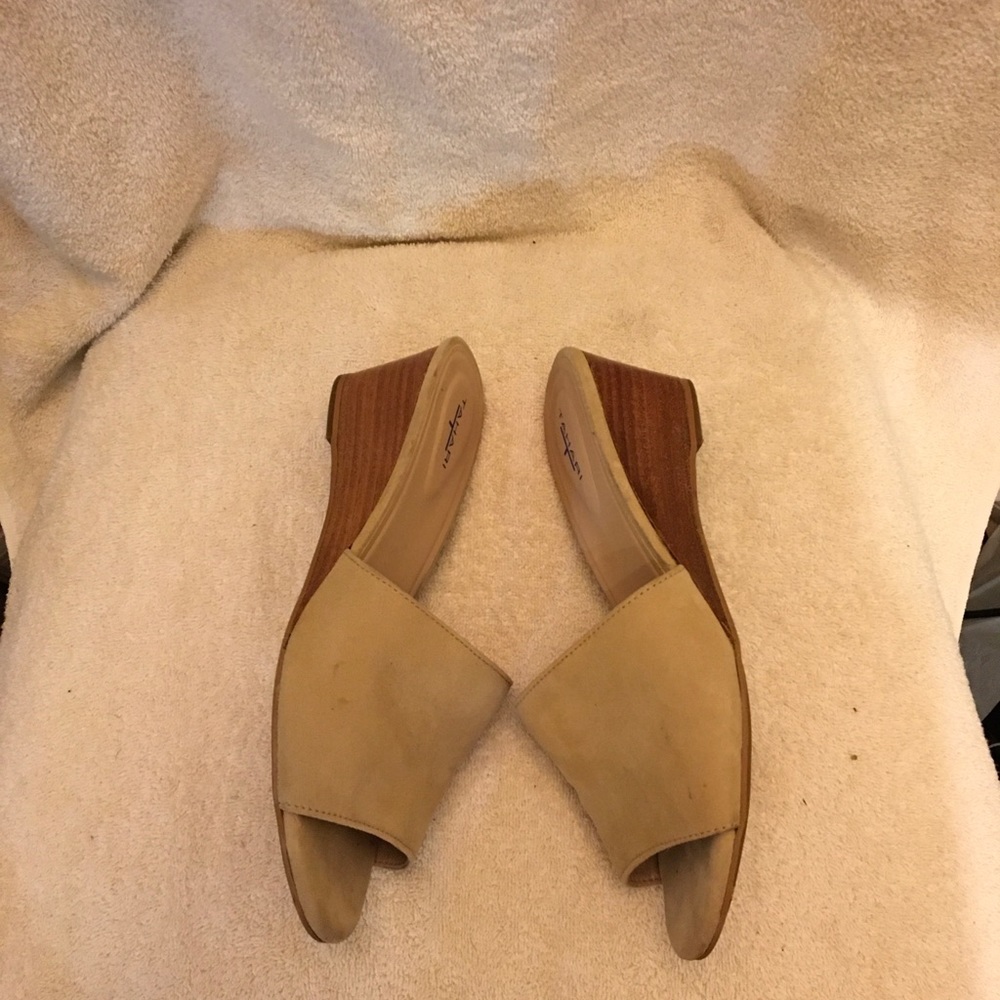 Tahari Tan Wedge Slip on Sandals size 8.5 - Picture 6 of 13